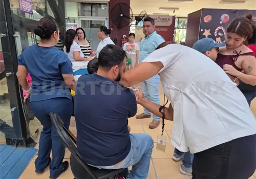 Se aglomeran familias en busca de vacunas