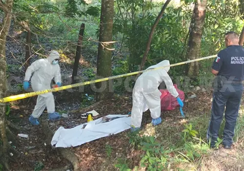 Labriegos descubren cad&aacute;ver en afluente
