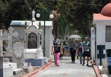 La Navidad tambi&eacute;n se vive en los panteones