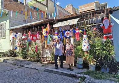 Ayuda a pareja de adultos mayores