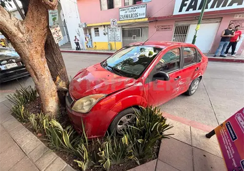 No respetan el paso y se estrellan en el centro No respetan el paso y se estrellan en el centro