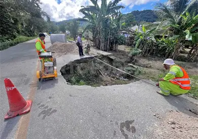 Pick up cae en socav&oacute;n y rescatan a pasajeros