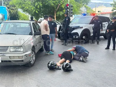 Se estrella contra un auto y resulta herida