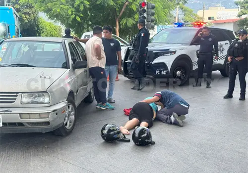 Se estrella contra un auto y resulta herida