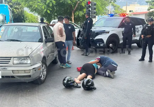 Se estrella contra un auto y resulta herida