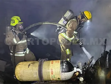 Bomberos sofocan llamas y rescatan a dos perros