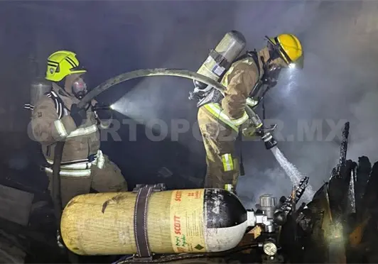 Bomberos sofocan llamas y rescatan a dos perros