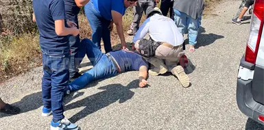 Cae desde veh&iacute;culo en movimiento