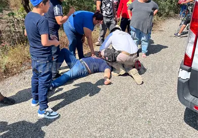 Cae desde veh&iacute;culo en movimiento