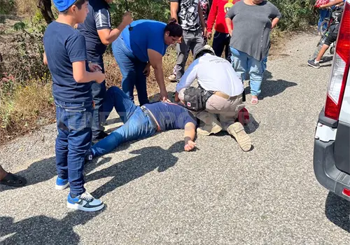 Cae desde veh&iacute;culo en movimiento