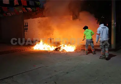 Dos contenedores de basura se queman