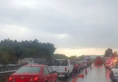 Choque m&uacute;ltiple en la autopista deja 40 heridos