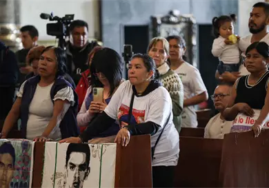Familiares de los 43 de Ayotzinapa acuden a la Bas&iacute;lica