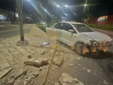 Automóvil se estampa en unas jardineras Automóvil se estampa en unas jardineras