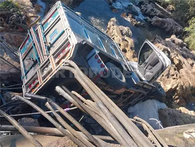 Pierde el control y cae a un río Pierde el control y cae a un río