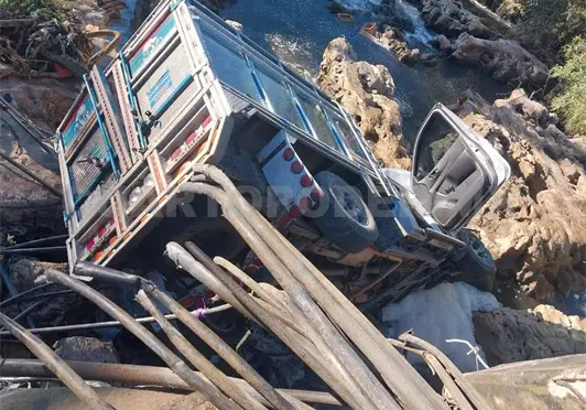 Pierde el control y cae a un r&iacute;o