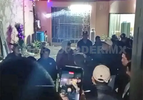 Habitantes de una comunidad cierran alberge Habitantes de una comunidad cierran alberge