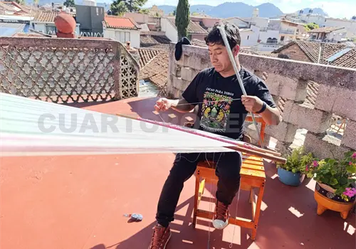 Tejer en telar de cintura gana terreno entre varones