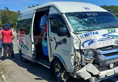 Mueren mujeres al ser atropelladas por combi