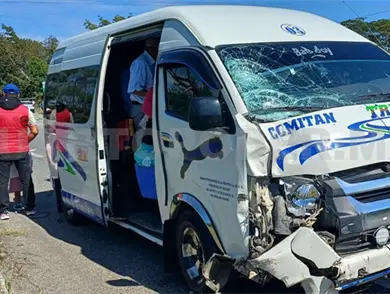 Mueren mujeres al ser atropelladas por combi