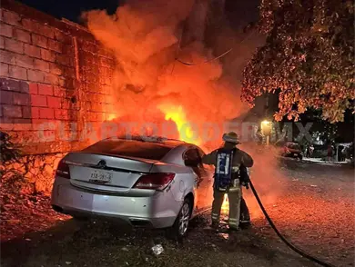 Se incendian veh&iacute;culos en la colonia Kil&oacute;metro 4