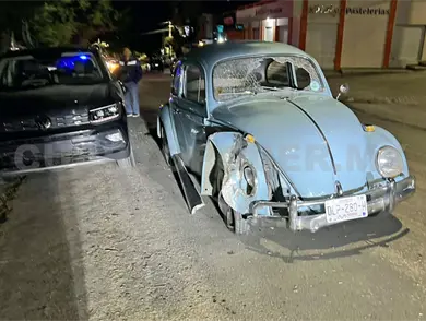 Ebrio se estampa en unidad estacionada