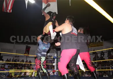 ChiapasBoys con el brazo en alto ChiapasBoys con el brazo en alto