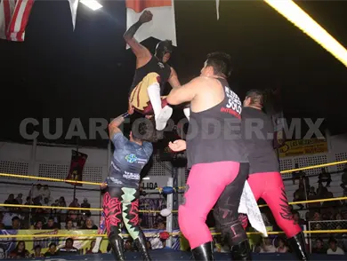 ChiapasBoys con el brazo en alto