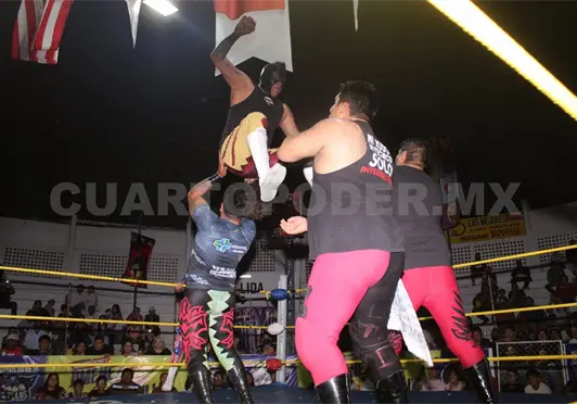 ChiapasBoys con el brazo en alto