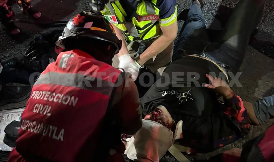Paramédicos de Protección Civil atendieron a los tres motoristas tras el violento impacto. Cortesía