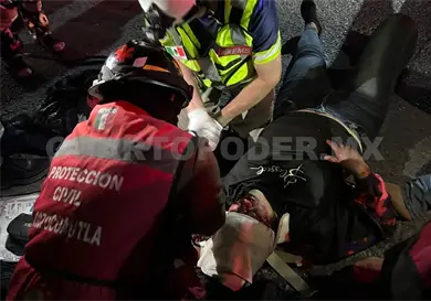 Motocicleta es embestida por una camioneta