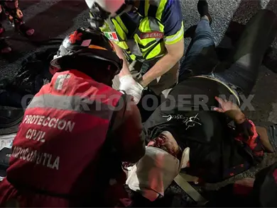 Motocicleta es embestida por una camioneta