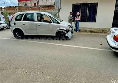 Autom&oacute;vil se impacta por alcance en taxi