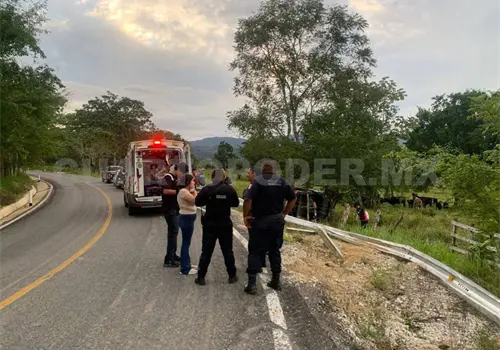 Camioneta termina volcada en potrero