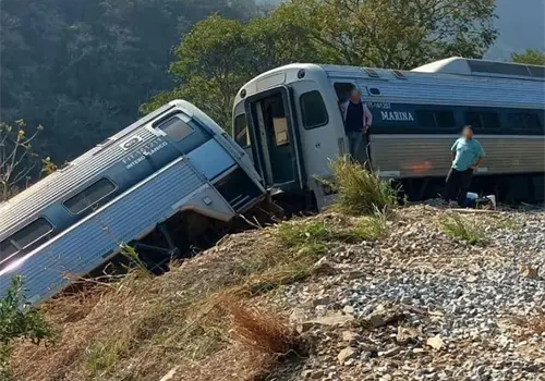 Sube a 14 muertos cifra por descarrilamiento Sube a 14 muertos cifra por descarrilamiento