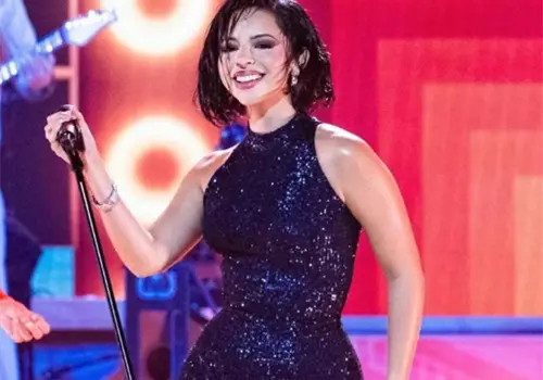 &Aacute;ngela deslumbra en los Grammys