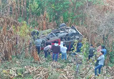 Conductor lesionado al caer a barranco