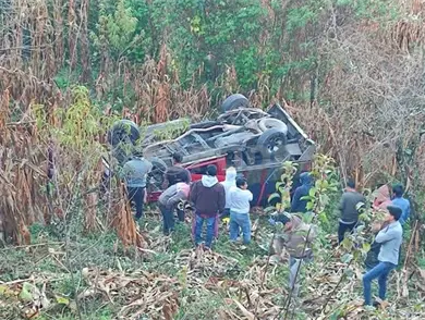 Conductor lesionado al caer a barranco Conductor lesionado al caer a barranco
