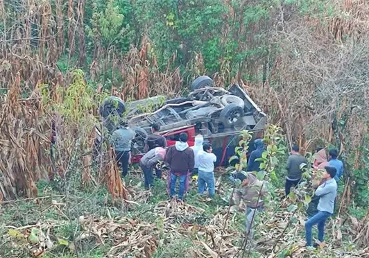Conductor lesionado al caer a barranco Conductor lesionado al caer a barranco