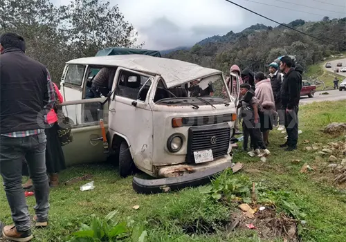 Combi vuelca en la salida a San Juan Chamula Combi vuelca en la salida a San Juan Chamula
