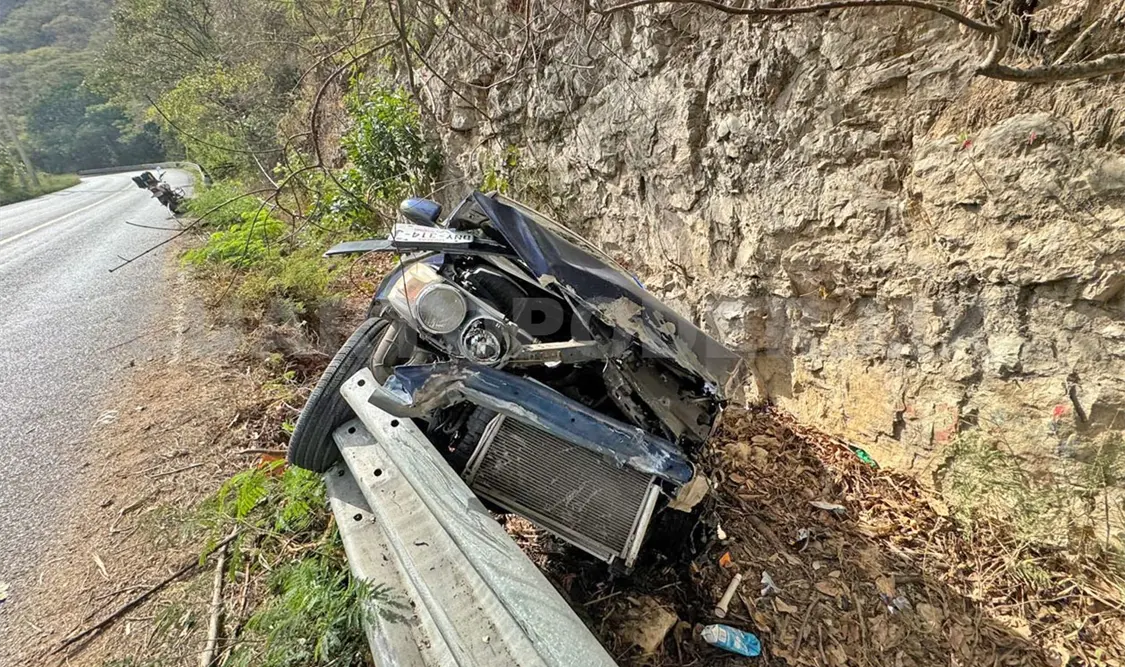 El automóvil presentaba daños considerables en la carrocería, en la parte frontal. Ulises Villalobos / CP