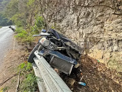 Sale del camino y se incrusta en contención Sale del camino y se incrusta en contención