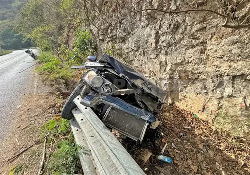 Sale del camino y se incrusta en contención Sale del camino y se incrusta en contención