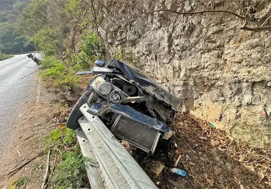 Sale del camino y se incrusta en contención Sale del camino y se incrusta en contención