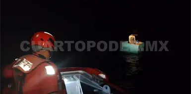 Marina rescata a tres pescadores