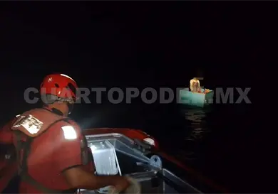 Marina rescata a tres pescadores