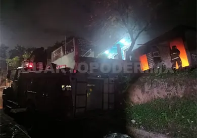 Vivienda arde en llamas y deja cuantiosas p&eacute;rdidas