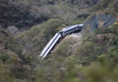 Trabajan en rescate de vagón descarrilado en Oaxaca Trabajan en rescate de vagón descarrilado en Oaxaca
