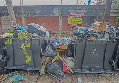 Calles y parques entre basura olvidada