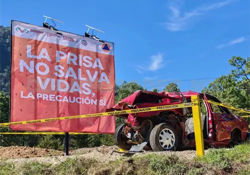"Monumento a la imprudencia" en carretera de cuota "Monumento a la imprudencia" en carretera de cuota